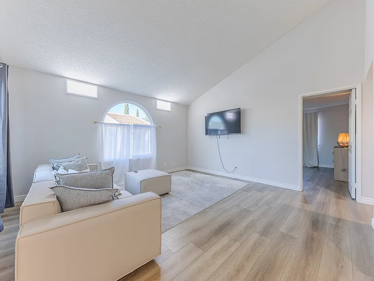 409 Genoa St — Photo 18