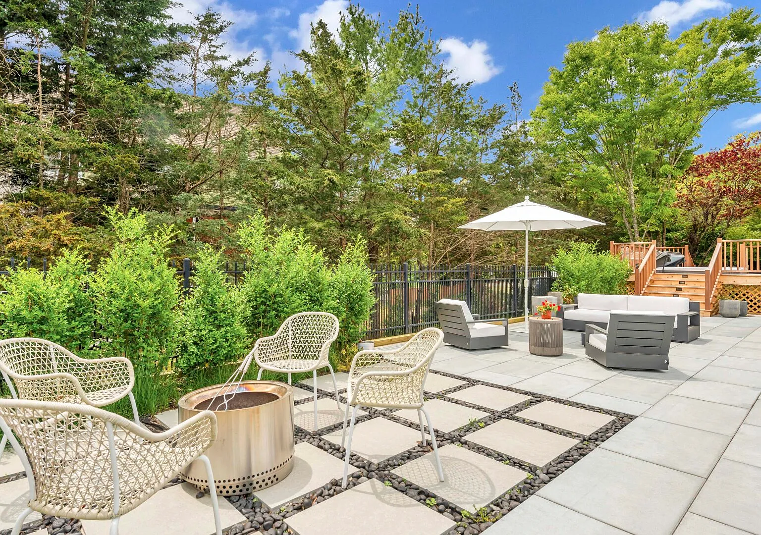 Classic-style Hamptons home, heated freshwater pool — Photo 3