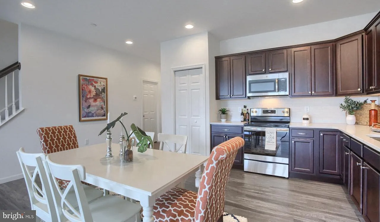 3 bed, 2.5 bath, 1849 sqft, $2,295 — Photo 4