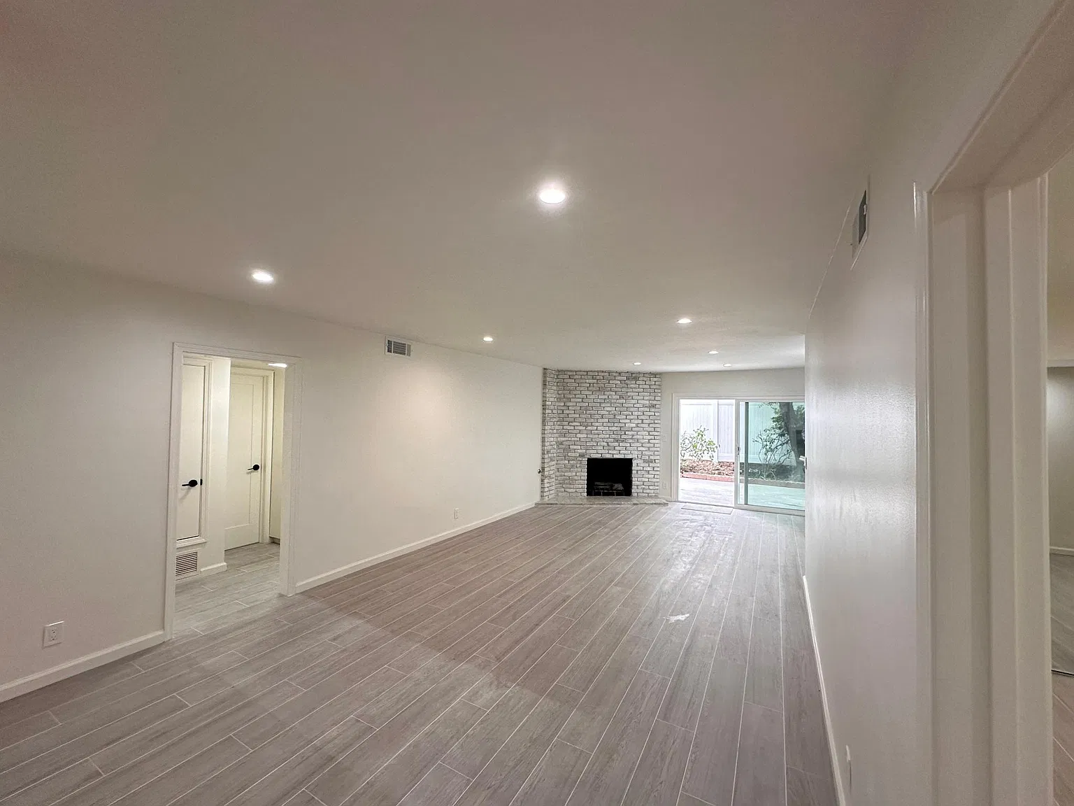 3 bed, 1300 sqft, $4,295 — Photo 4