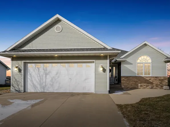 802 Juniper Dr, Independence, IA 50644