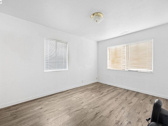 5th image of 209 Dabner St