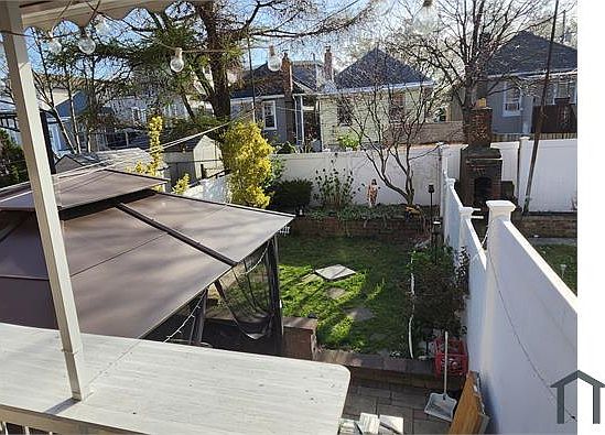 3rd image of 657 Clarence Ave
