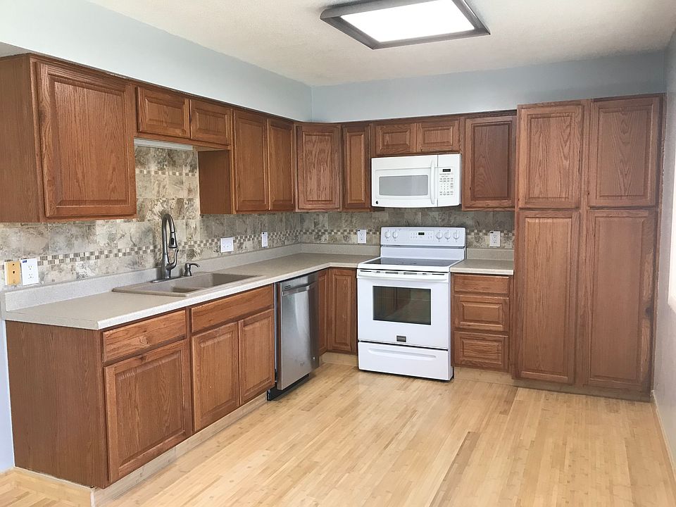KITCHEN (CLOSE-UP)