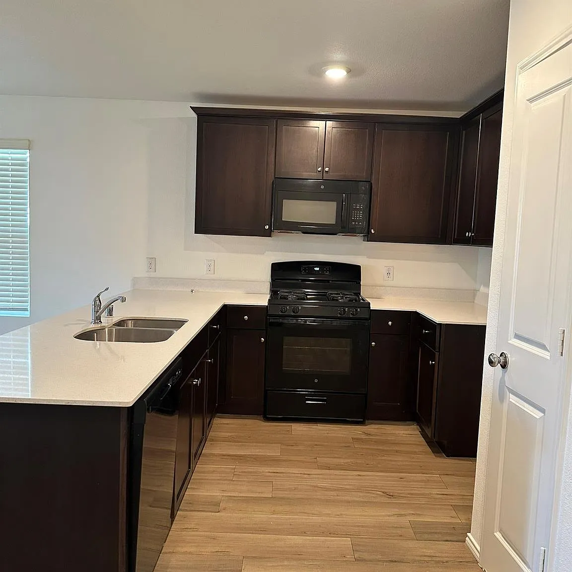 3 bed, 1240 sqft, $1,999 — Photo 4
