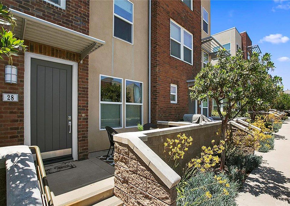 1st image of 28 Midtown Dr