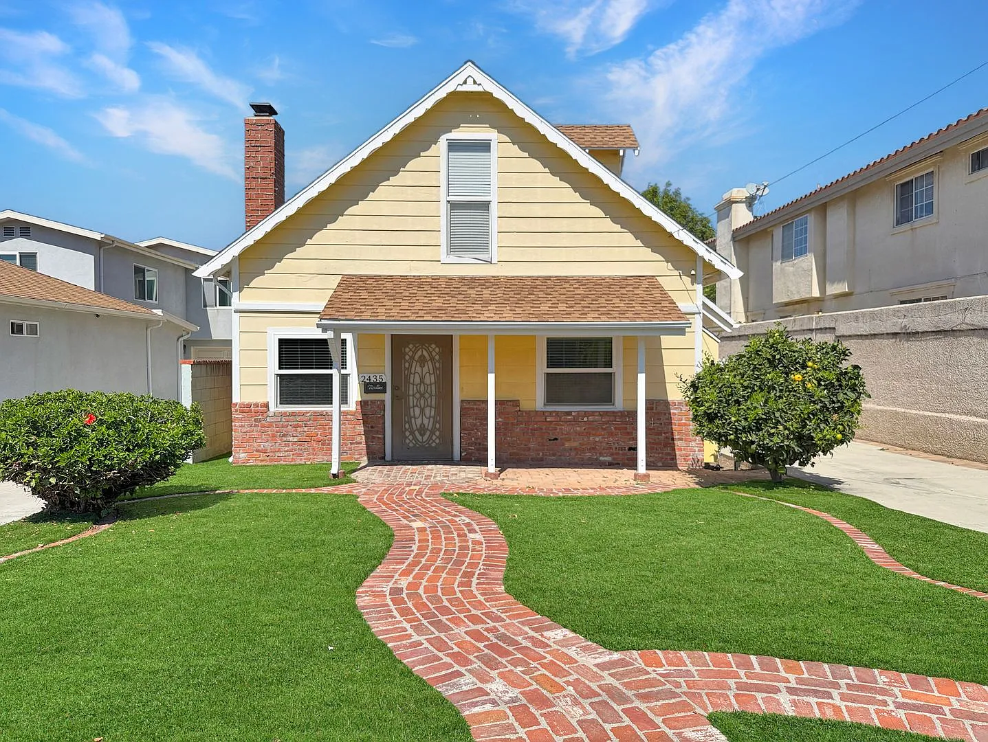 Updated Spacious 3 Bedroom + Private Den! — Photo 2