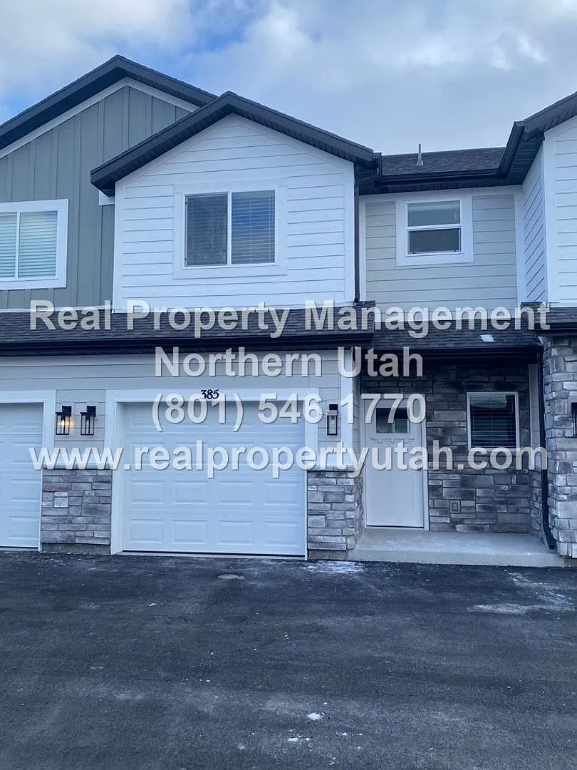 Gorgeous 3 Bedroom Townhome in Morgan! — Photo 1