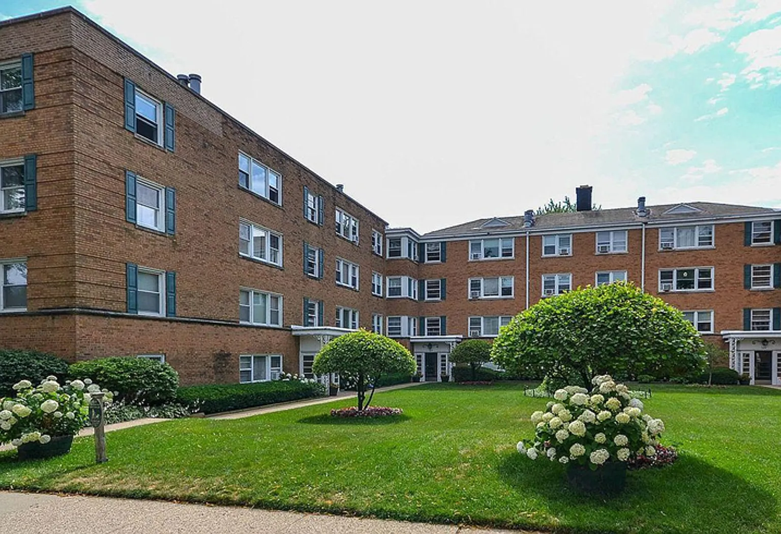 2 bed, 900 sqft, $1,900 — Photo 1