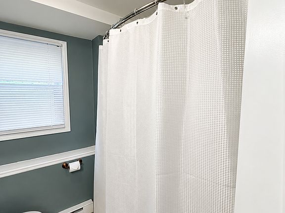 Bathroom (empty)