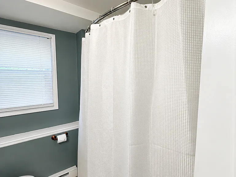 Bathroom (empty)