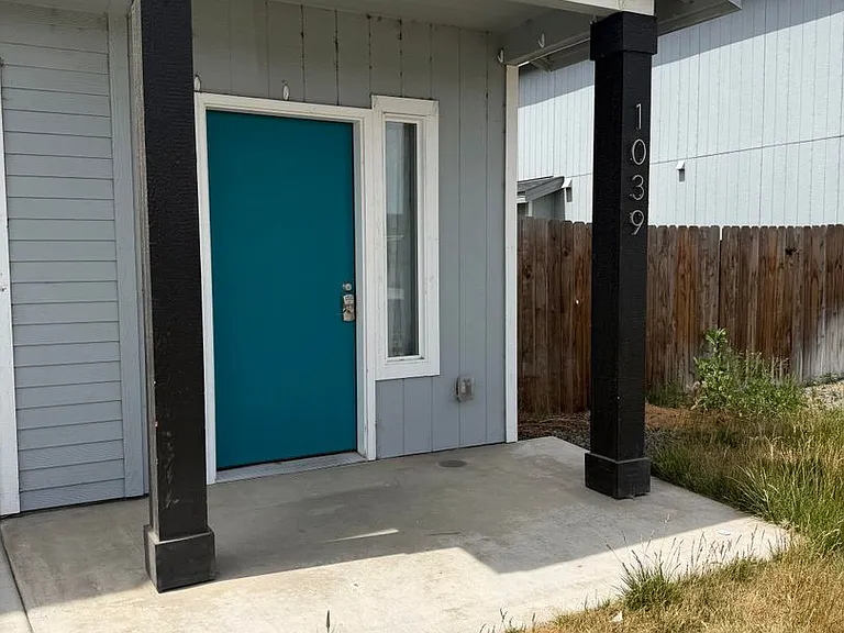 1039 NE Emerald Dr — Photo 2