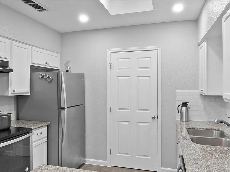 668 N Eldridge Pkwy — Photo 9