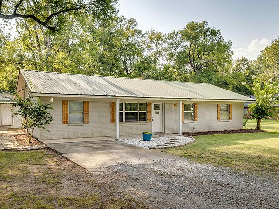 2nd image of 2838 Magnolia Dr