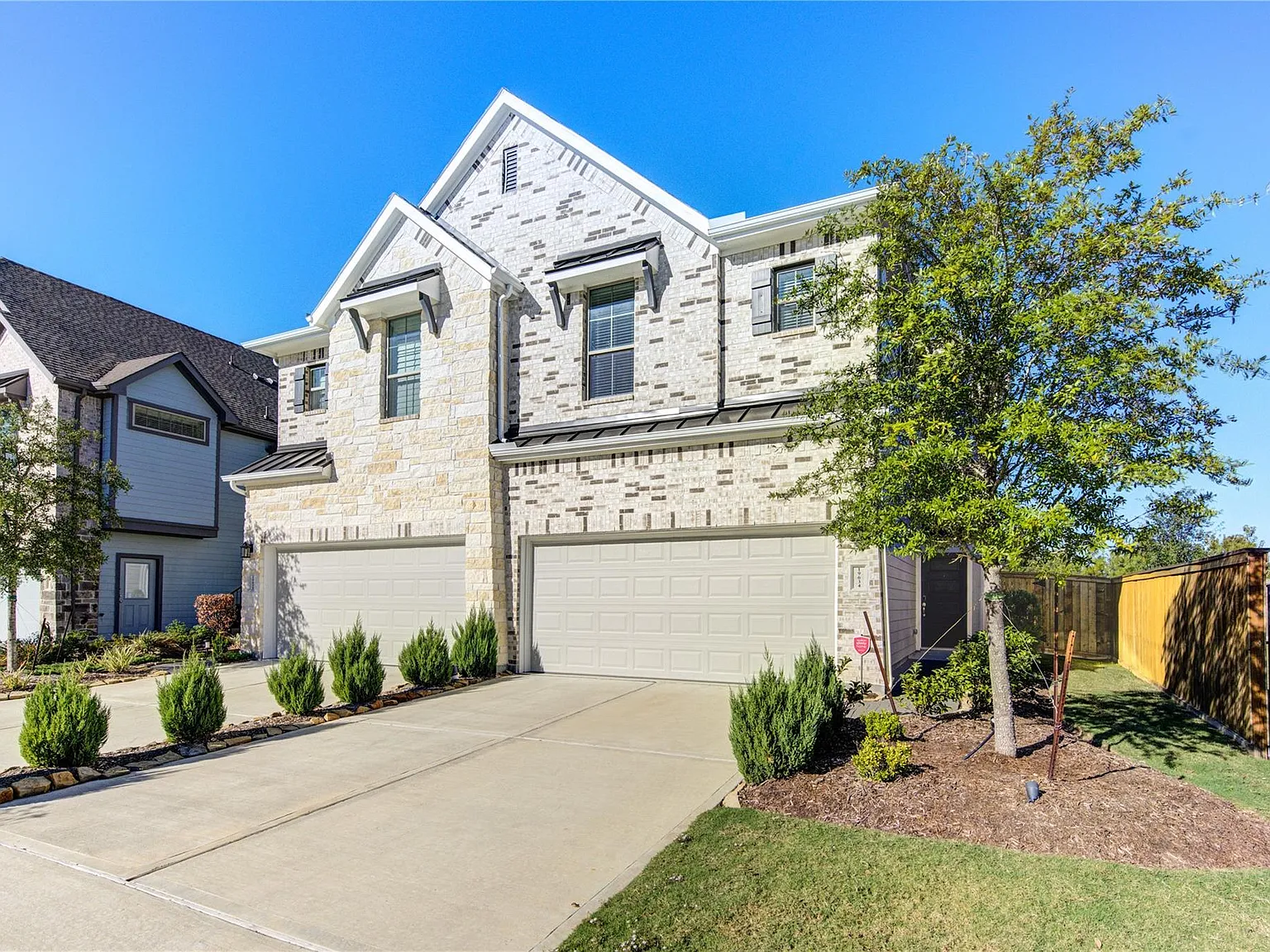 3 bed, 2.5 bath, 1802 sqft, $2,399 — Photo 2