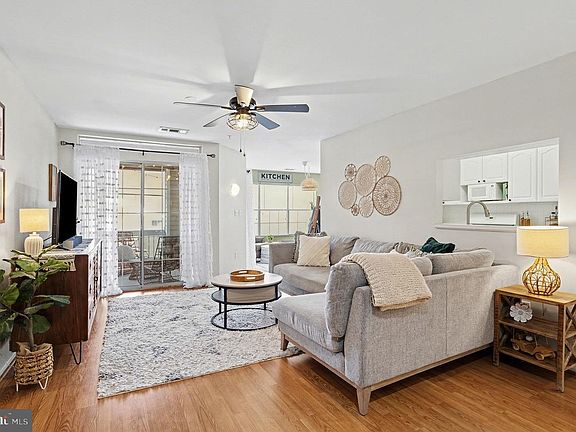 5th image of 204 Chaucer Ln APT I