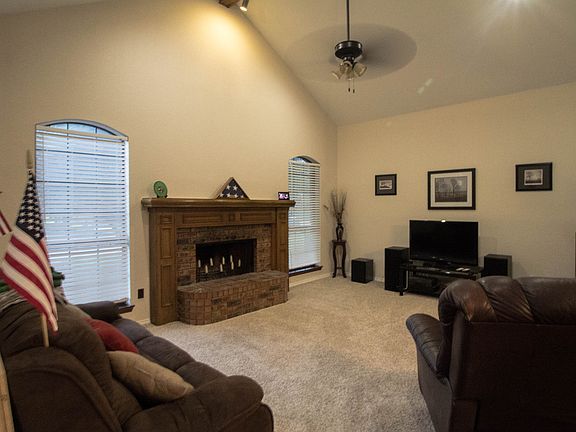 3rd image of 404 N Winding Oaks Dr
