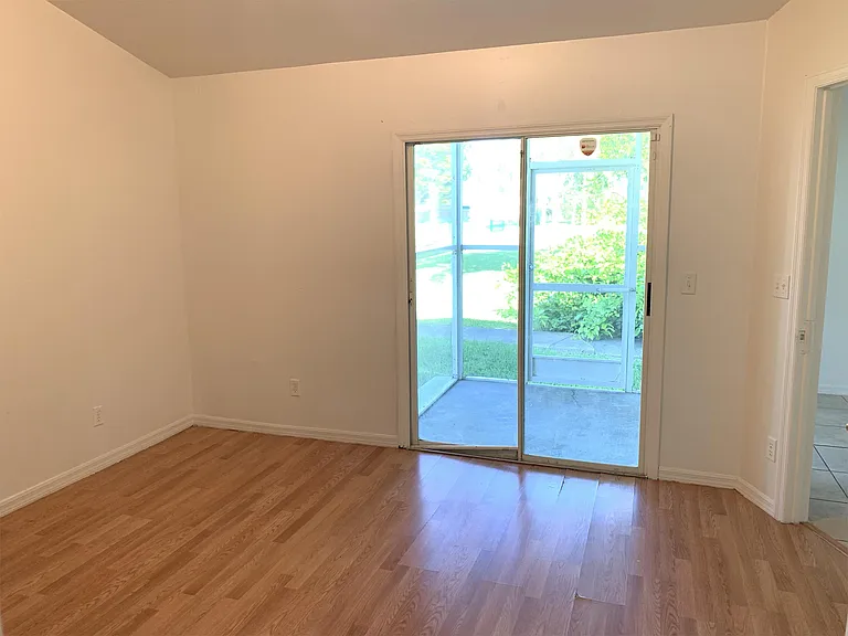 848 SW 10th St — Photo 11