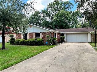 812 N Plantation Dr, Angleton, TX 77515