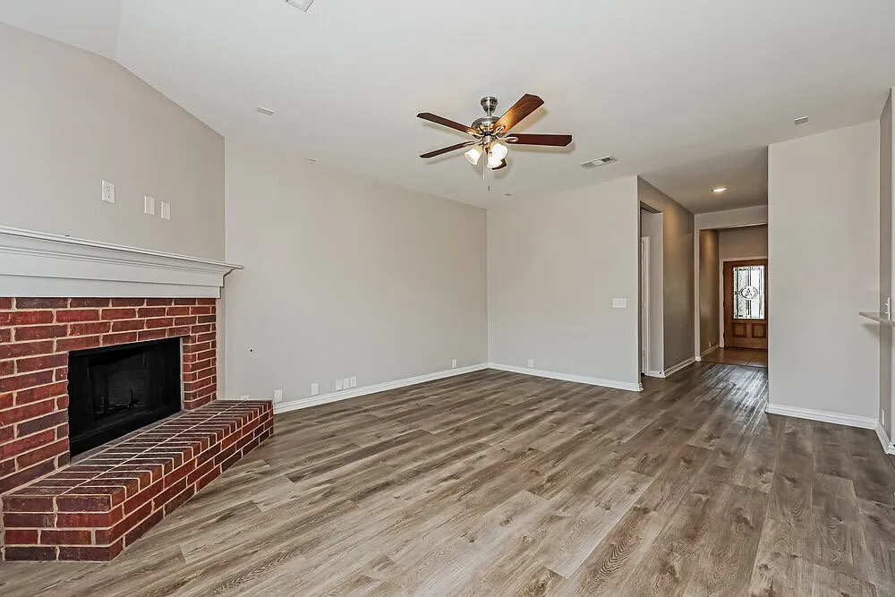 3 bed, 2.0 bath, 2006 sqft, $1,910 — Photo 3