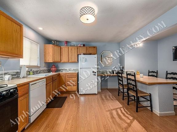 4th image of 4906 Crest Dr