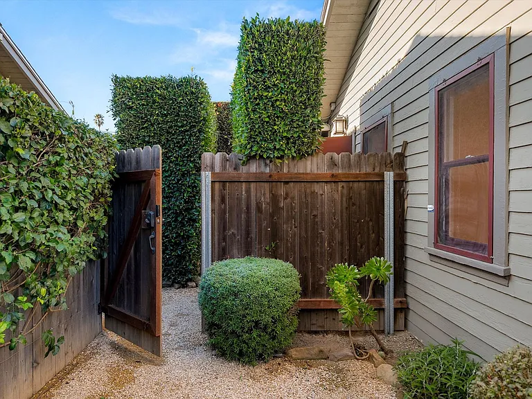 617 De La Vina St — Photo 36