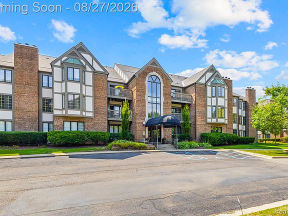 2nd image of 822 Deer Ct