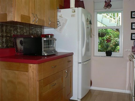 5th image of 340 Pennsylvania Ave APT 1B