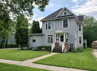 302 Maxwell St, Lake Geneva, WI 53147