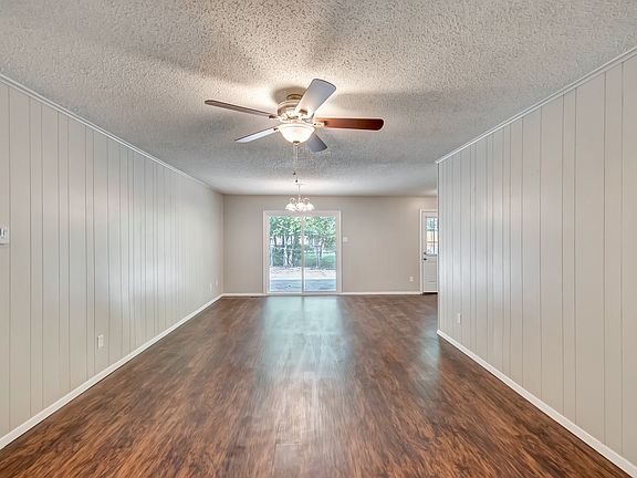 4th image of 2833 Kingsbury Ave