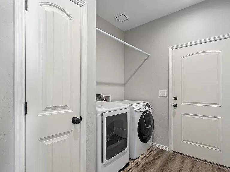 568 S 360 East Cir — Photo 13