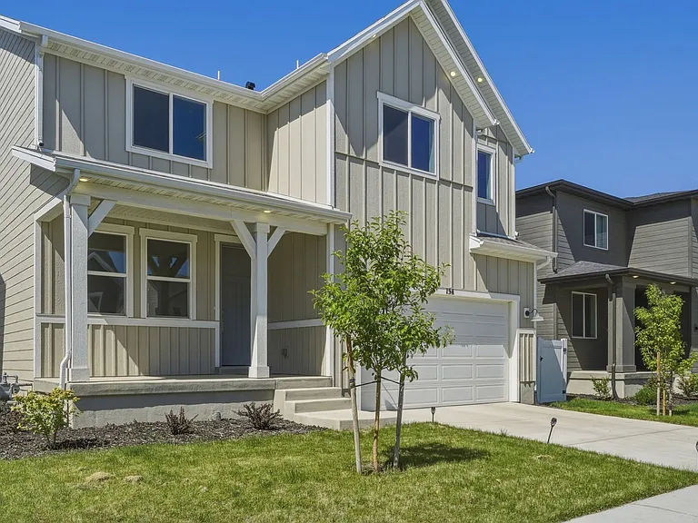 154 E Parade Ave — Photo 2