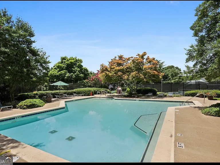 81 Hampshire Ct — Photo 32
