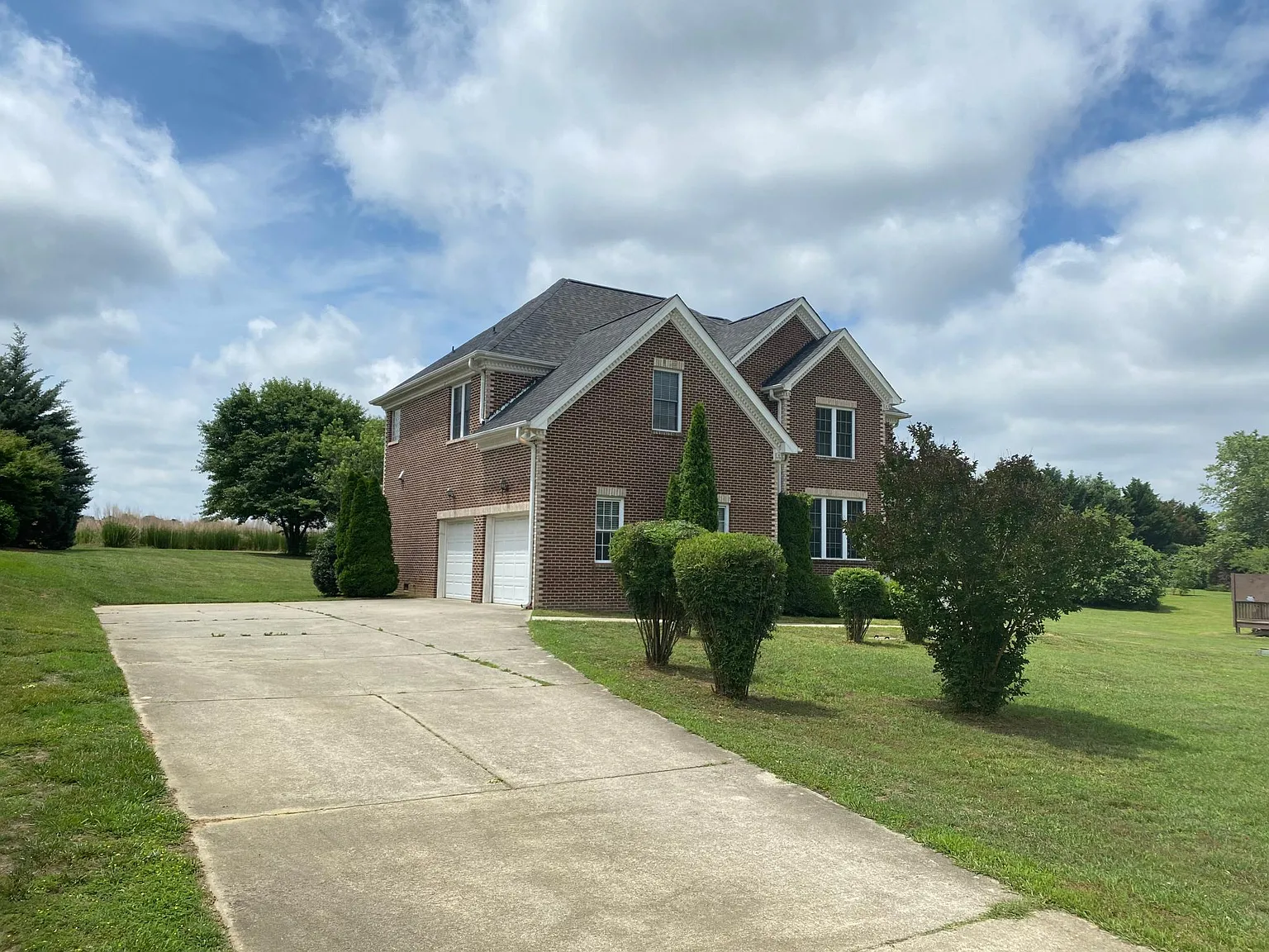 4 bed, 2302 sqft, $2,595 — Photo 2