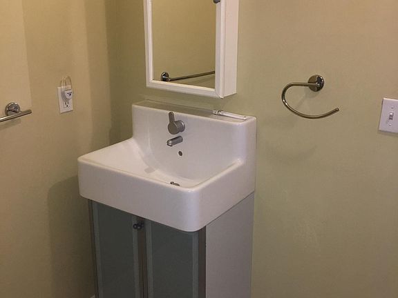 4th image of 934 Wealthy St SE APT C