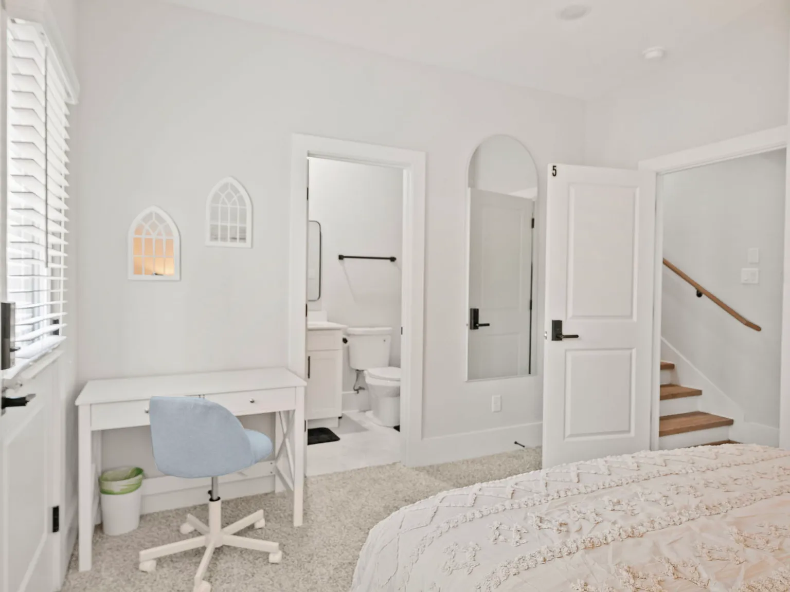 5 bed, 2100 sqft, $1,150 — Photo 2