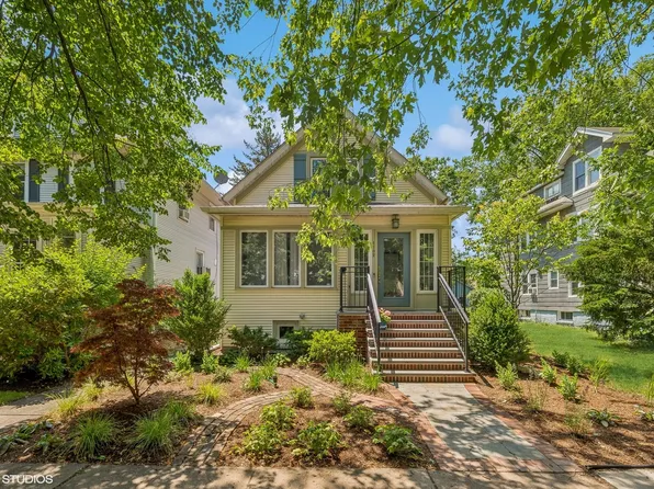 1102 Cleveland St, Evanston, IL 60202