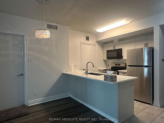 2nd image of 234 Rideau St #506