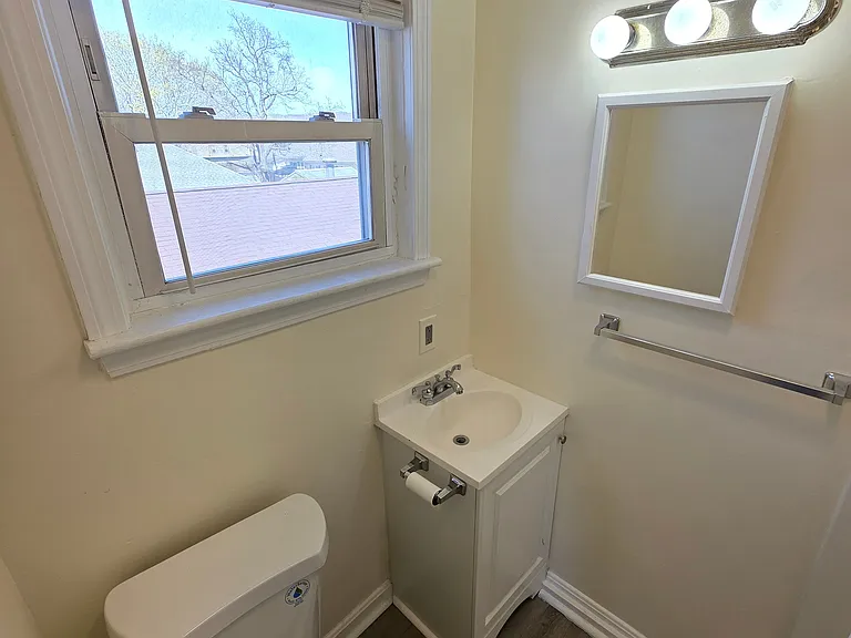  177 Oriole Ave 2ndFlr 2B/1B Carpet SSAppliances PetsOK DblParlor — Photo 9