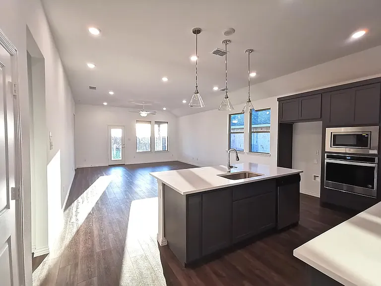2405 Lovegrass Ln — Photo 7