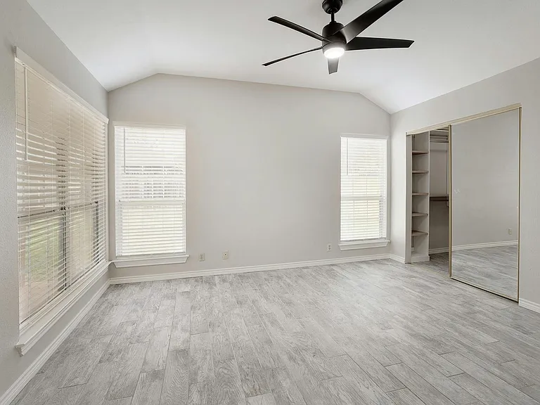 1811 Iris Ln — Photo 16