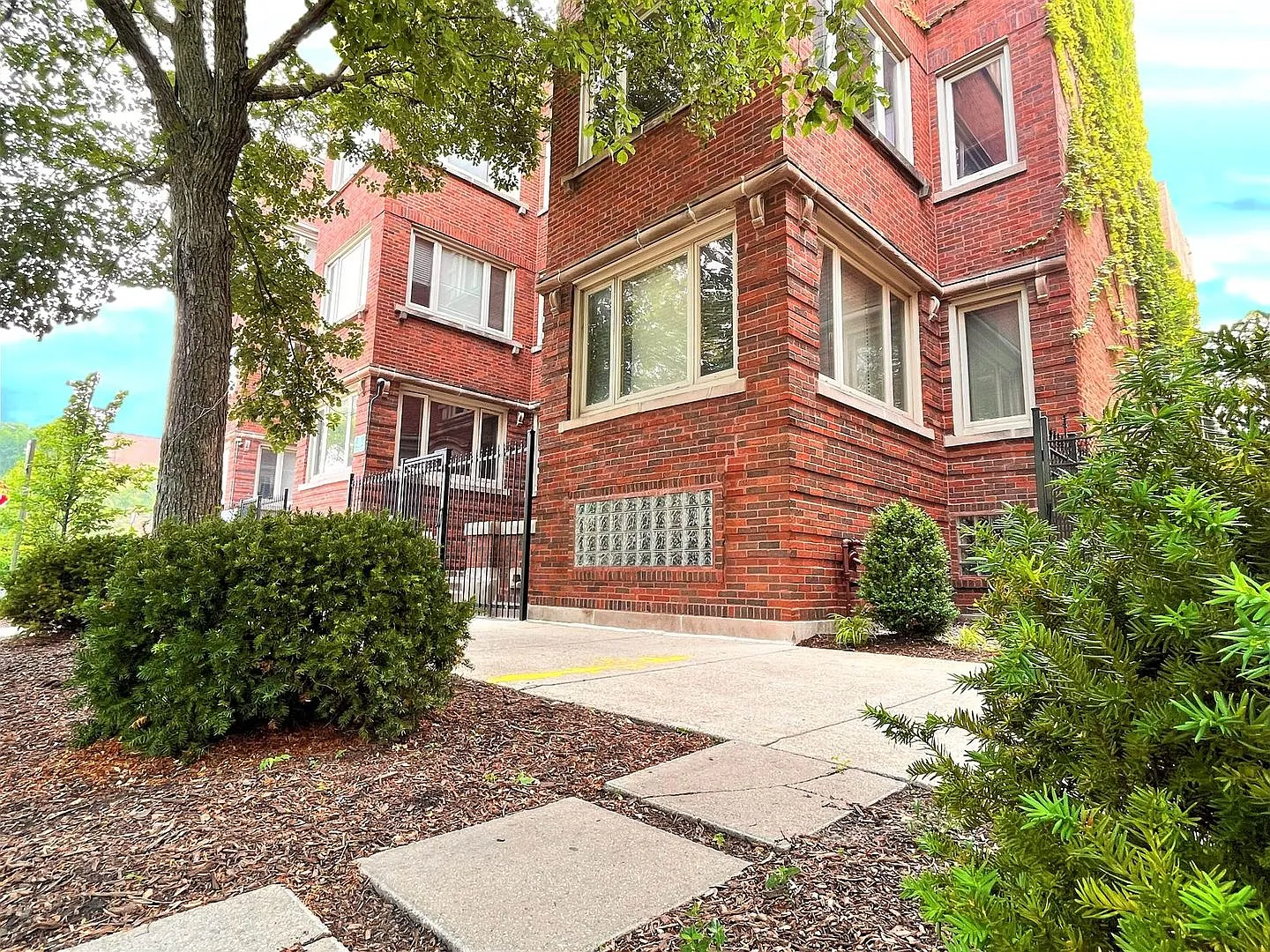 King 4954-58 (HOA) — Photo 2