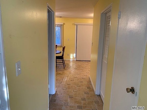 4th image of 119 Fieldstone Ct