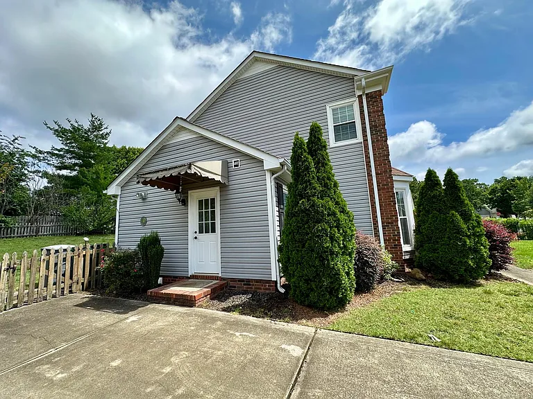 8425 Hirsch Dr — Photo 25