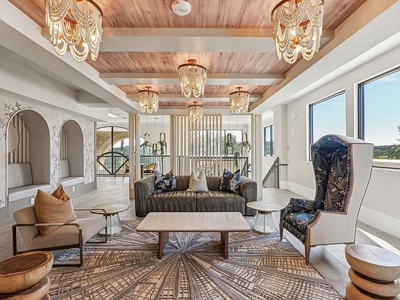 Lavella Elegant Lounge Area