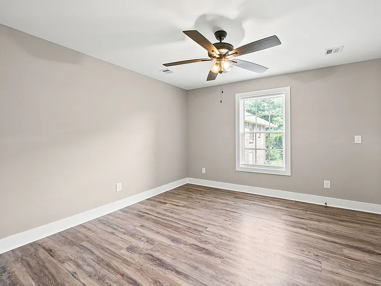 528 Poston St — Photo 14