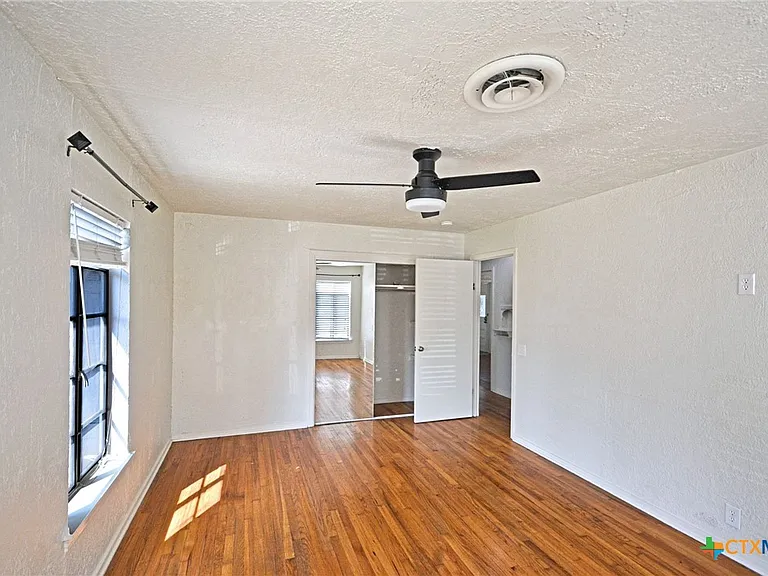 268 E Mill St — Photo 8