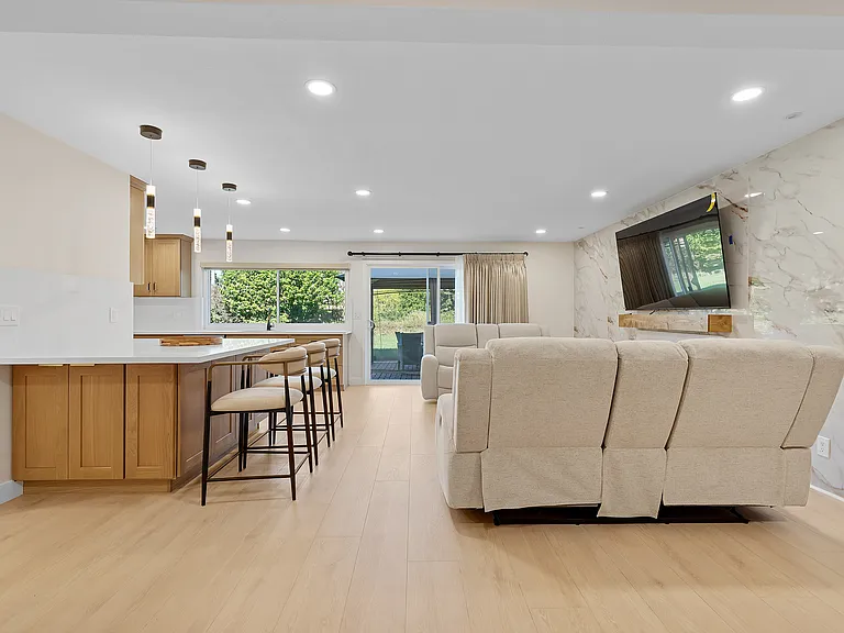9851 Cloverdale Ave — Photo 43