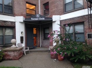 8 Terrace Cir APT 3G, Great Neck, NY 11021