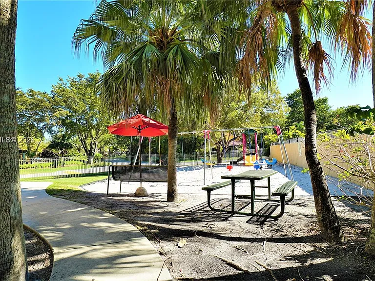 3823 Estepona Ave — Photo 27